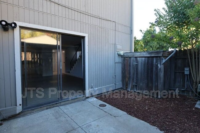 Building Photo - 45 Derow Ct