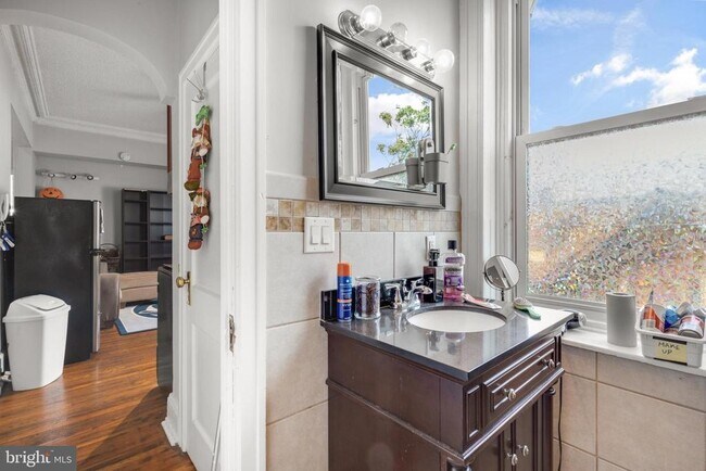 Building Photo - 3017 W Girard Ave