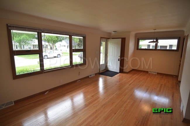 Building Photo - 401 31st St NW