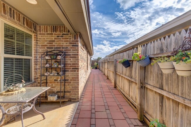 Building Photo - Garden Home In Cooper West