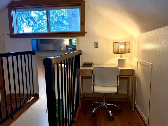 Building Photo - Absolutely Darling INDIANOLA cottage, full...