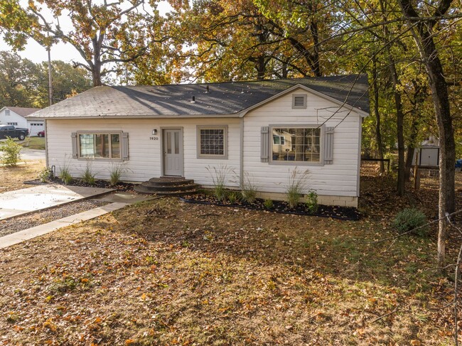 Building Photo - Freshly Updated 3 Bedroom House