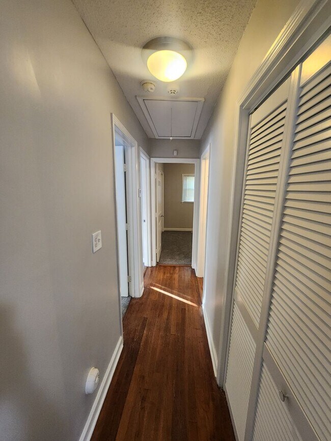 Building Photo - Updated 3 bedroom 1.5 home great for enter...