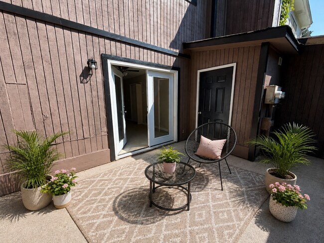Building Photo - 2071 Lenoa Ln