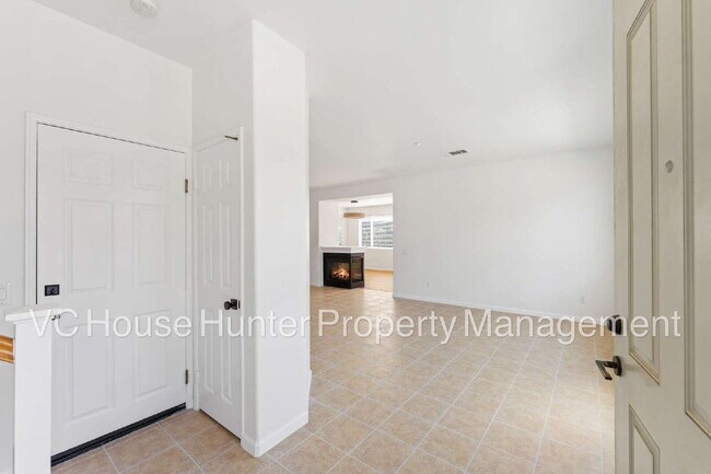 Building Photo - 4 Bedroom 2.5 Bath in Oxnard