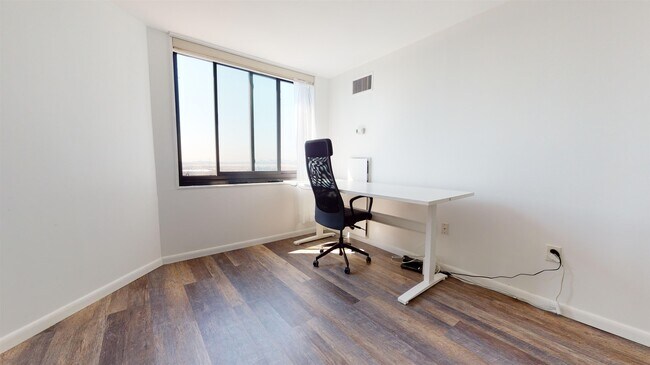 Building Photo - 1202 Harmon Cove Tower