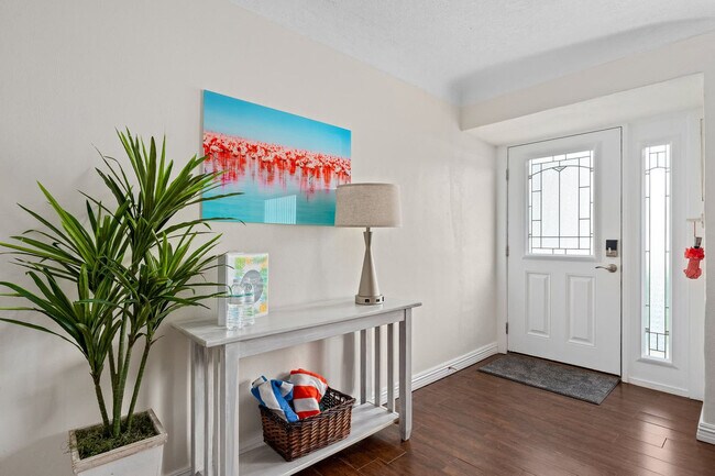 Building Photo - 1341 Bayview Dr