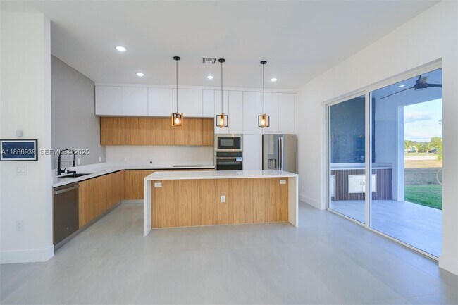 Building Photo - 5 SW 26th Pl