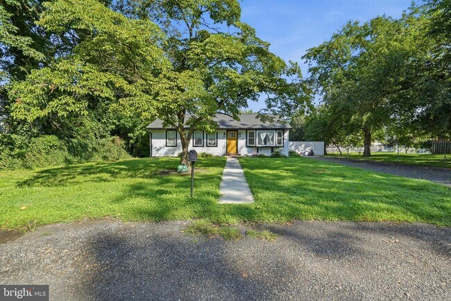 Building Photo - 409 River Rd