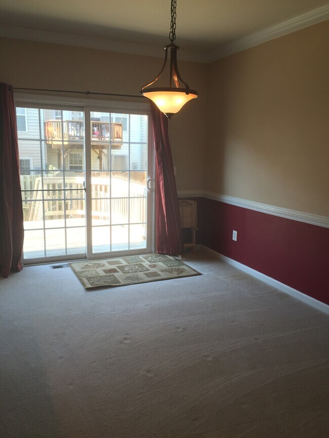 Building Photo - COZY TOWNHOUSE - Minutes to Quantico