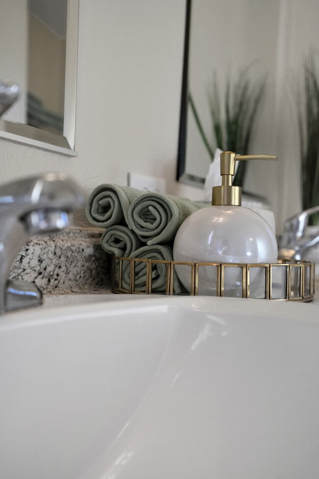 Building Photo - Modern Furnished 2 Bed/2 Bath Home • Laundry • Internet Included