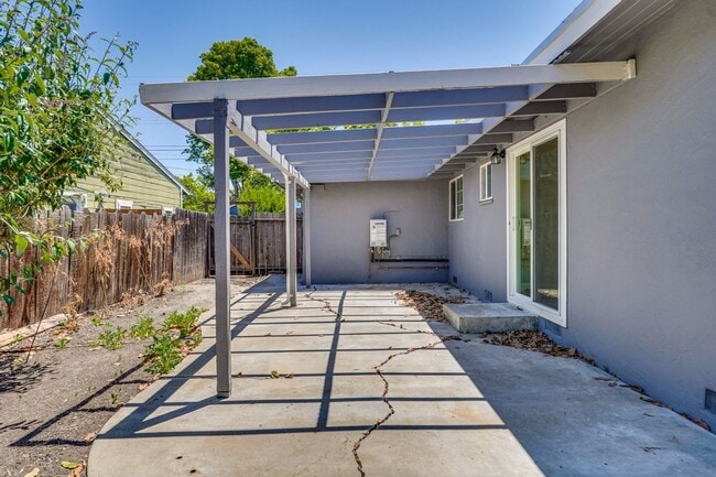 Building Photo - Charming updated 3 bedroom, 1 bathroom hom...