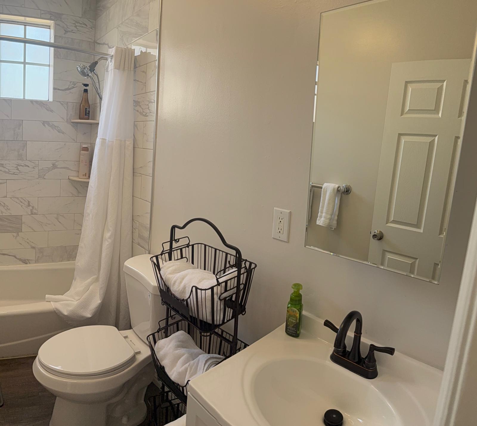 Bath 3 - Suite - 11456 Mclaren St