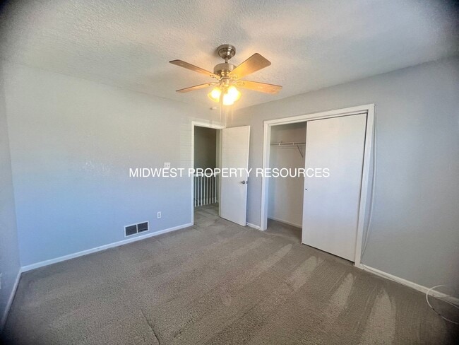 Building Photo - 3 bedroom, 2.5 bath 2 car garage Townhouse