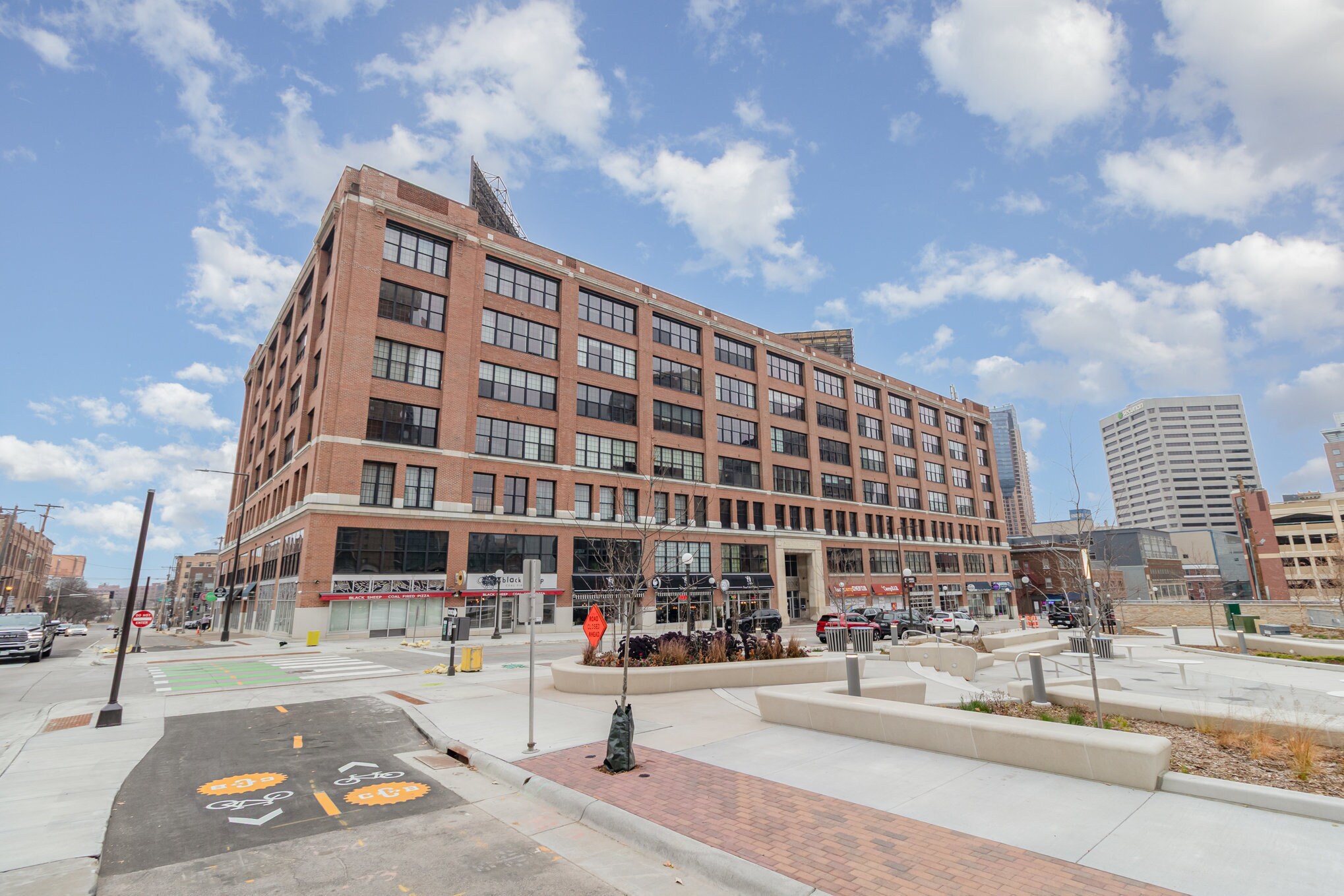 Building Photo - 500 Robert St N