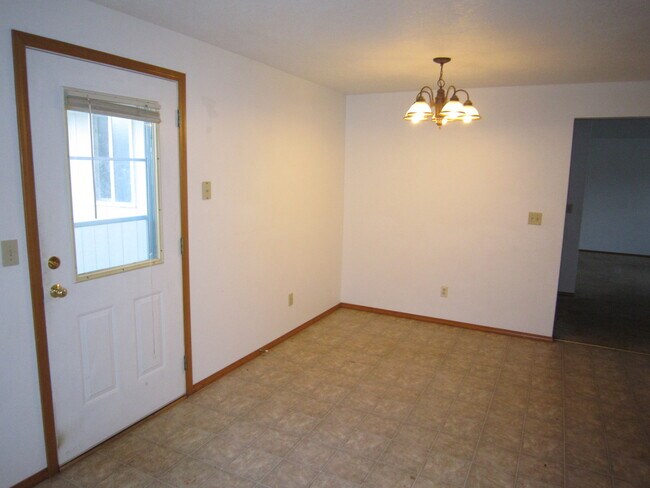 Building Photo - Three Bedroom in South Salem