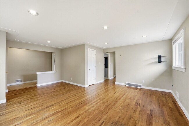 Building Photo - 5 bedroom, 3 1/2 bath, home with two master suites and 2 car garage.