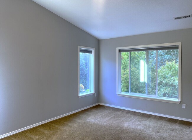 Building Photo - Beautiful Sherwood Home backs to Greenspac...