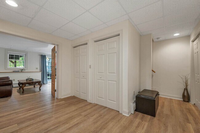 Building Photo - 8 Hemlock Ln