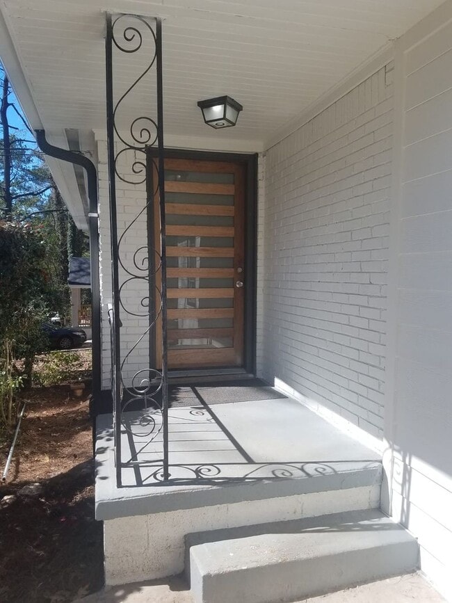 Building Photo - 4 Bed 2 Bath in Decatur!