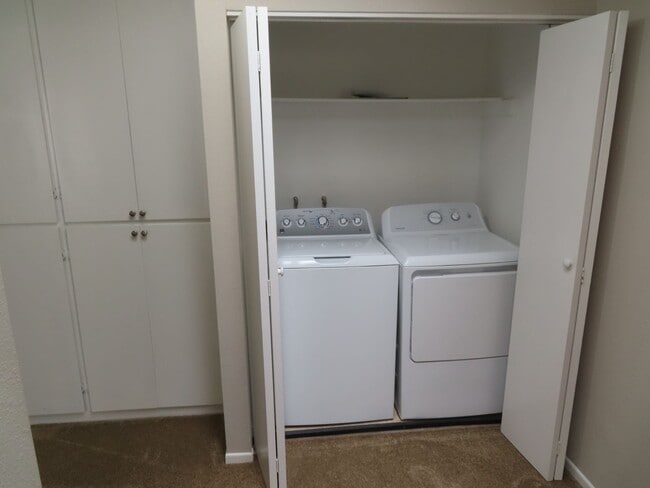 Building Photo - Renovated 2 Bed 2 1/2 Bath Condo with Atta...
