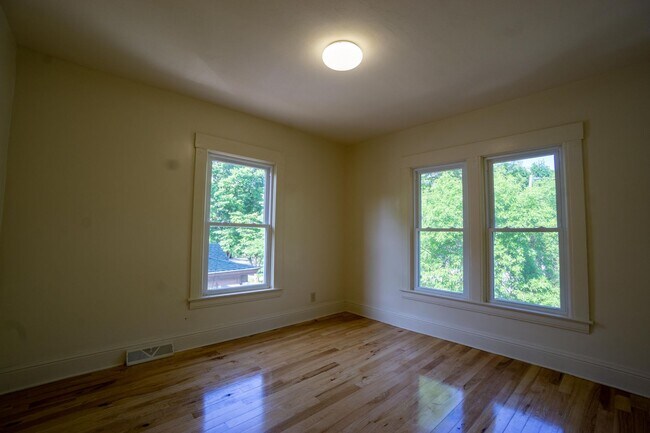 Building Photo - Newly renovated 3 bedroom apartment close ...