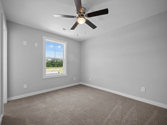 Building Photo - Large 3 story townhome near beach with community POOL and GYM!