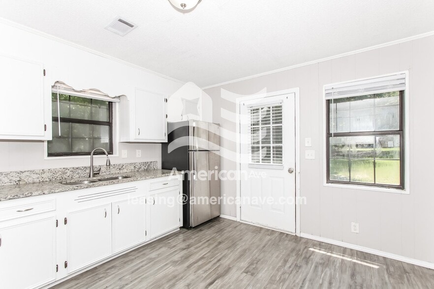 Building Photo - 700 Kester St