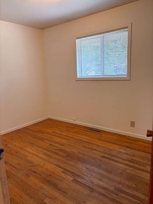 Building Photo - 3 BR bright, sunny, well-maintained house with large fenced yard and attached garage.