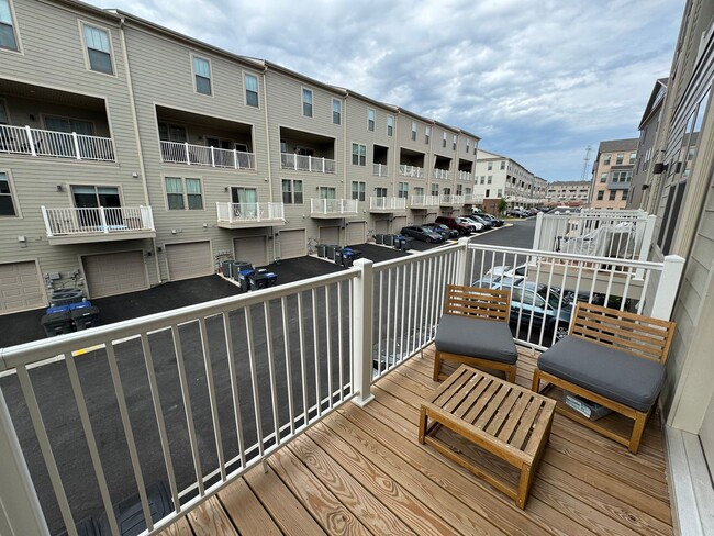 Building Photo - Stunning 2 Bed 2 Bath Interior Townhome In...