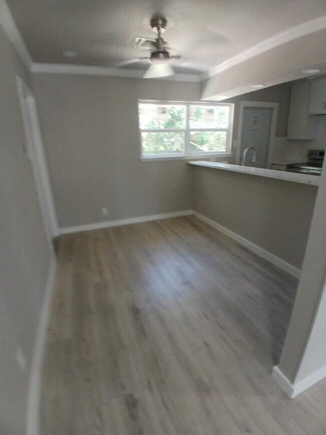 Building Photo - 221 Park Ln
