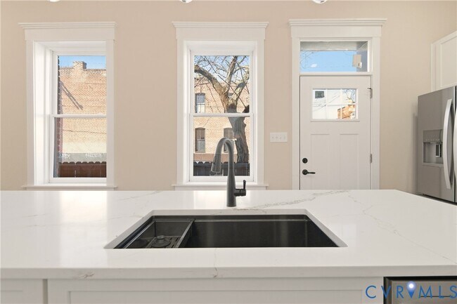 Building Photo - 316 W Clay St