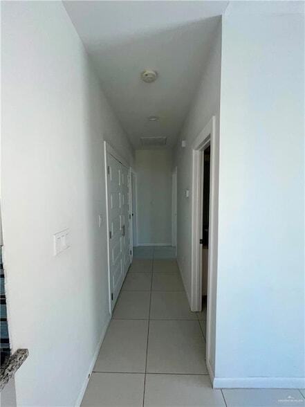 Building Photo - 404 Rafael Dr