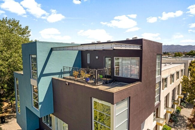 Building Photo - 1364 Powell St