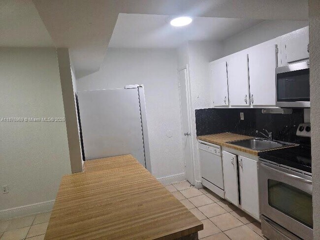 Building Photo - 800 SW 129th Pl