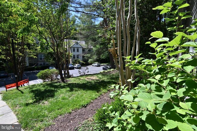 Building Photo - 2220 Springwood Dr