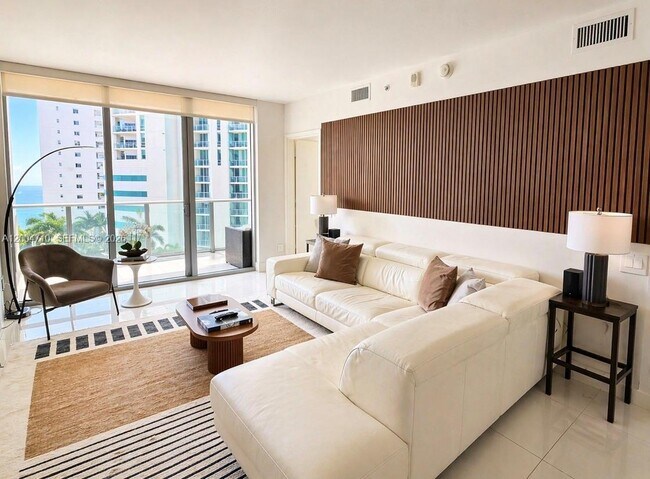 Building Photo - 1300 Brickell Bay Dr