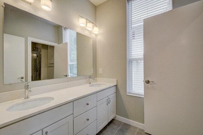 Building Photo - 901 Shoal Cliff Ct