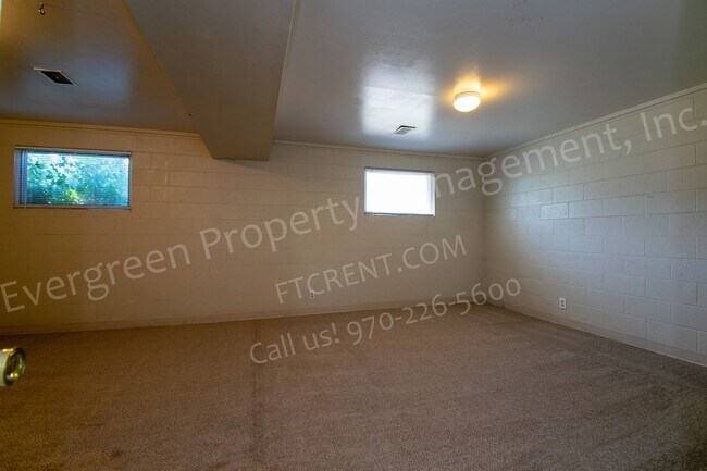 Building Photo - 1916 Larkspur Dr