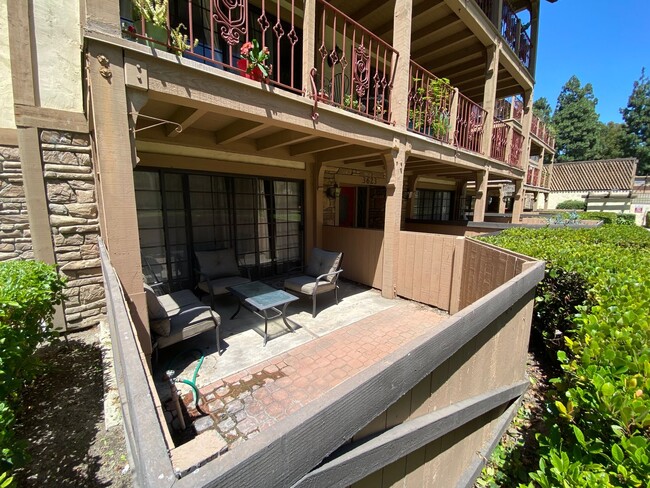 Building Photo - One Bedroom For Rent w/ Tons of Amenities-...