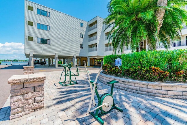 Building Photo - 2502 N Rocky Point Dr