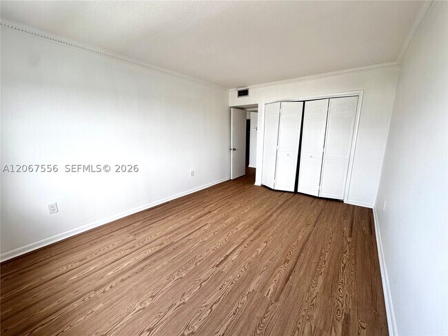 Building Photo - 400 Kings Point Dr