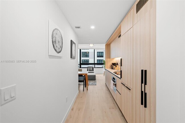 Building Photo - 225 N Miami Ave