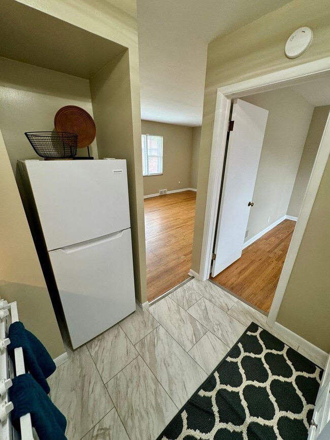 Building Photo - 1 Bedroom - Grandview Area