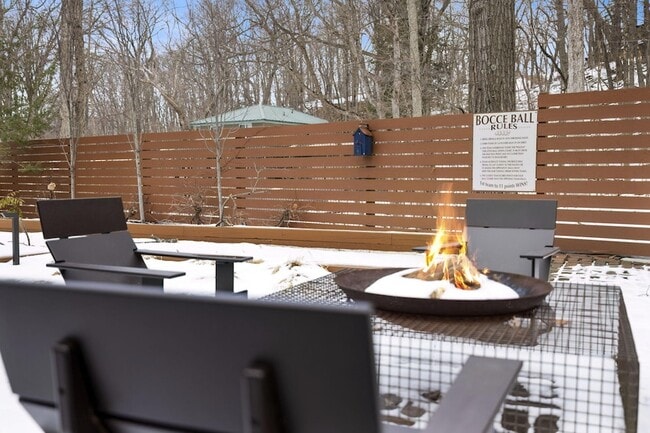 Building Photo - 9591 Hillside Dr