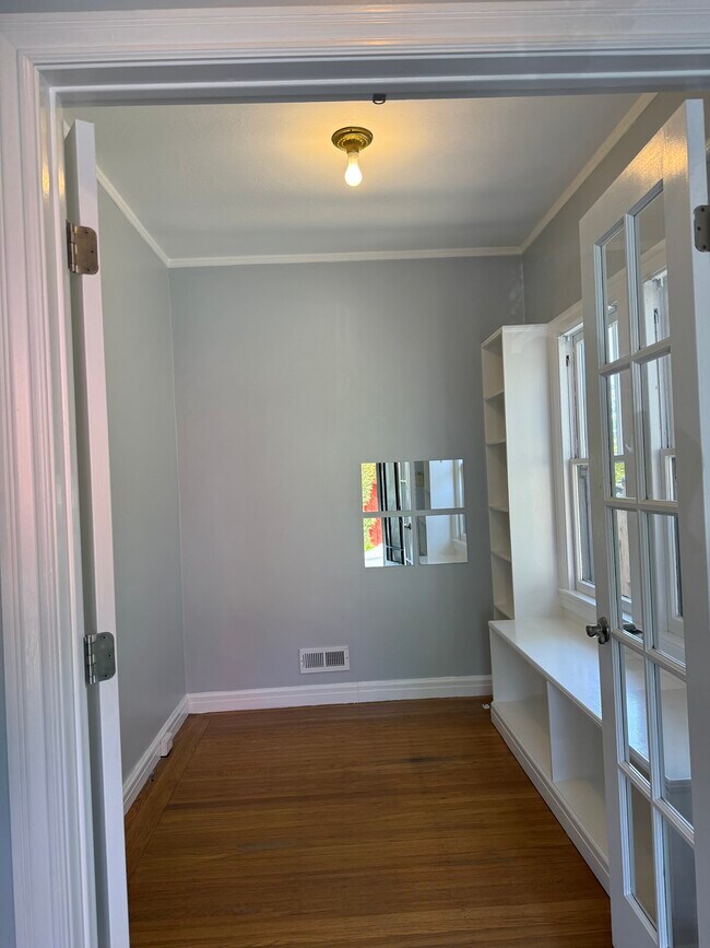 Building Photo - 102 Oakmont Ave