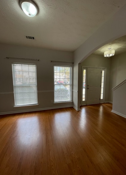 Building Photo - 660 Kenridge Way