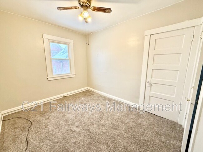 Building Photo - 866 Vankirk St