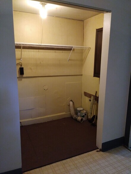 Laundry hookups in utility room - 2609 Pioneer Rd
