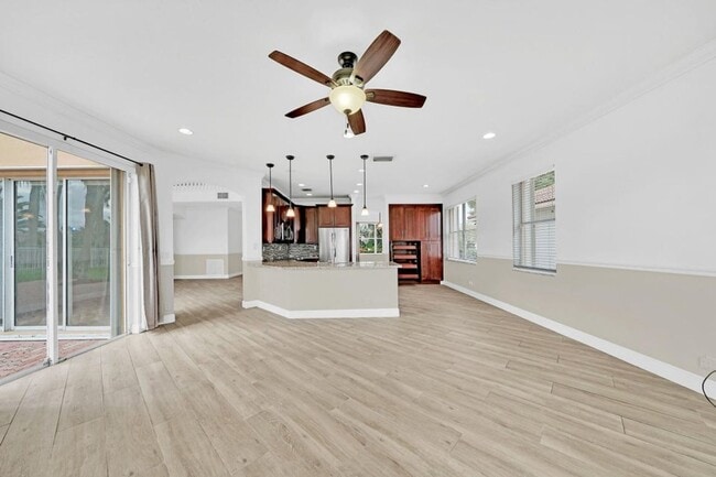 Building Photo - 5878 Bay Hill Cir